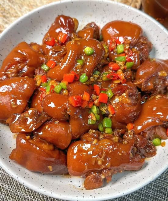 P12 Braised Pork Knuckle Hunan-Style 湖南香辣炒猪蹄